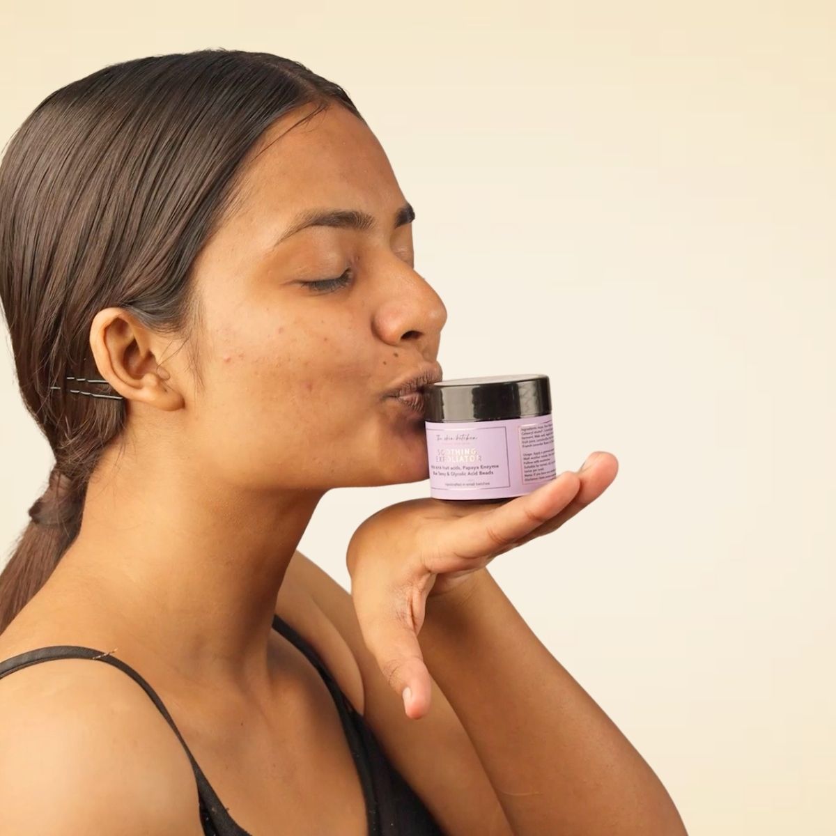 Soothing Instant Glow Exfoliator - Gentle AHA Exfoliation for Deep Pore Cleansing